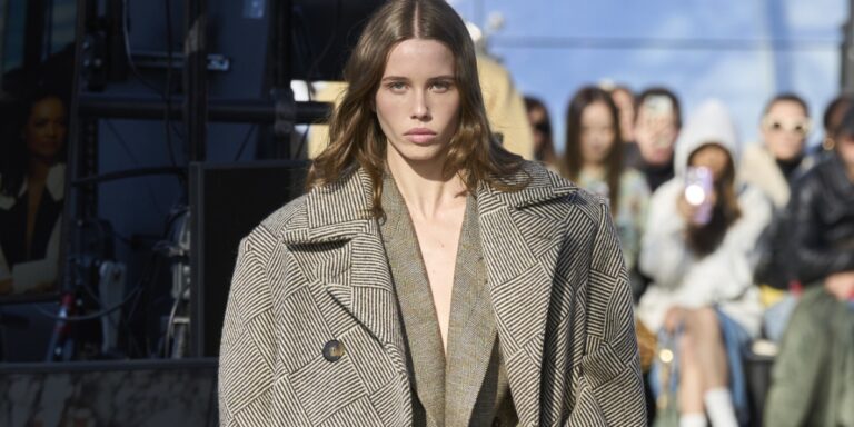 ألوان موضة شتاء 2025 للملابس النسائية التي تحاكي أنوثتك وقوتك