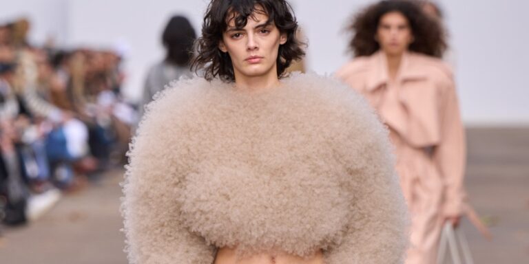 اللّون البيج خيار ربيعي منعش بتنسيقات متنوعة.. 5 تنسيقات مميّزة لإطلالة أنثوية وجذابة!