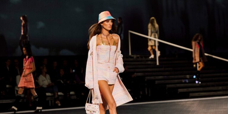 تعرفي على القطع المهمة للسفر مع خبيرة تنسيق أزياء “هي”: عدد أقل… إطلالات أكثر