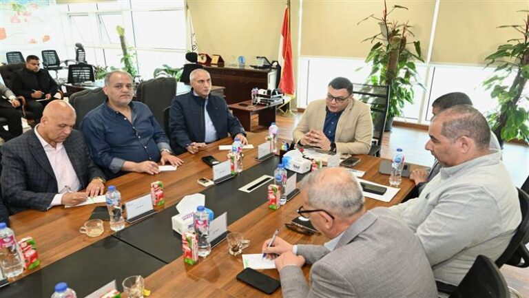 وزير الإسكان يتابع موقف تنفيذ المشروعات التنموية بالعلمين ال