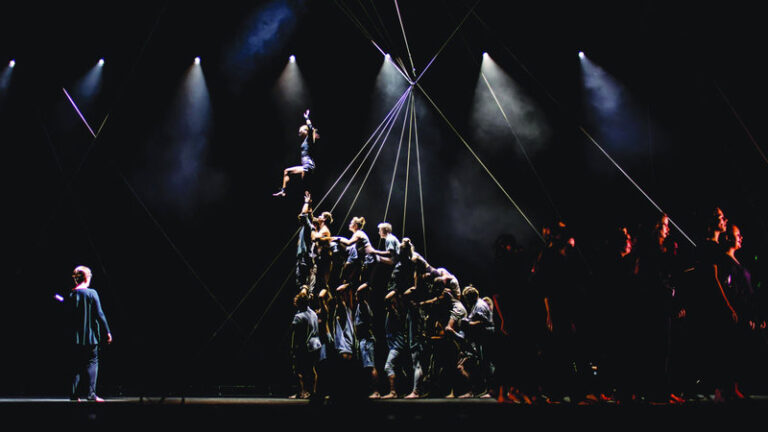 إبهار في «دبي أوبرا».. أهرامات بشرية تبنى على وقع الموسيقى