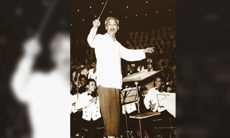 عندما تغني عن الرئيس هوشي منه