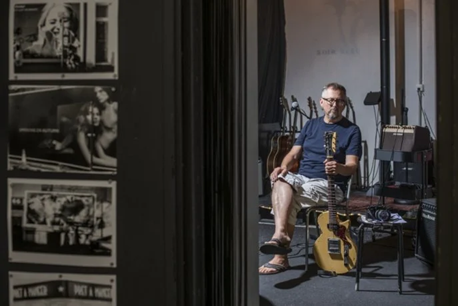 من طنجة للصحراء.. فنان ألماني يترجم انبهاره بالمغرب إلى ألحان وصور