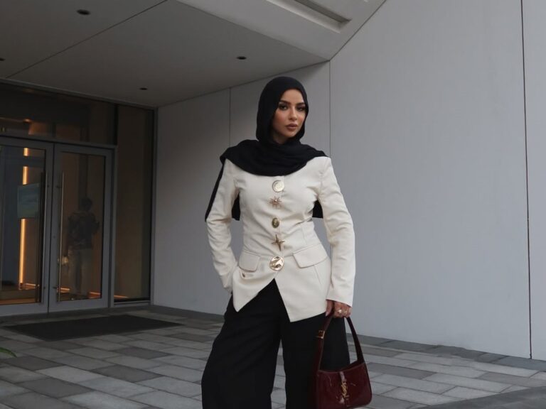 5 أسباب جعلت مدونات الموضة المحجبات يُفضّلن هذا البليزر