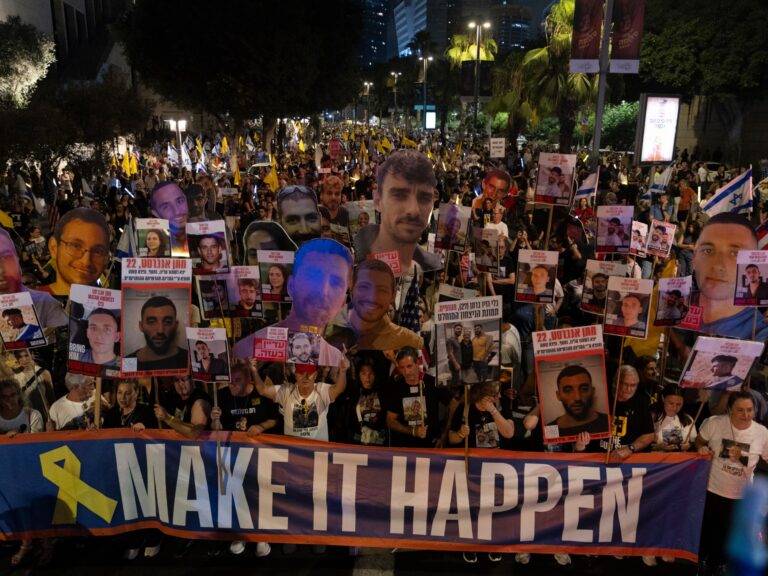 آلاف الإسرائيليين يطالبون بإعادة الأسرى حتى لو توقفت الحرب