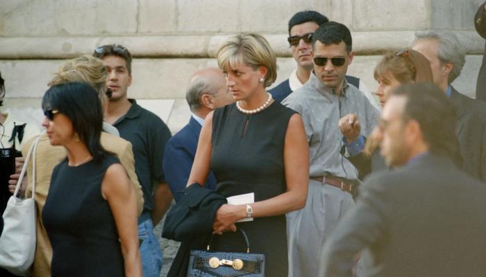 رسائل وفاء وأناقة وحيرة.. أسرار فستان ديانا في جنازة فيرساتشي