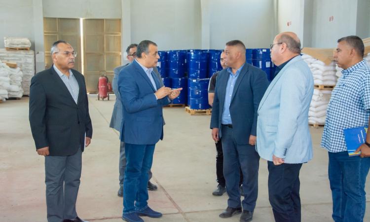 وزير الإنتاج الحربي يتفقد خطوط الإنتاج بشركة هليوبوليس للصناعات الكيماوية