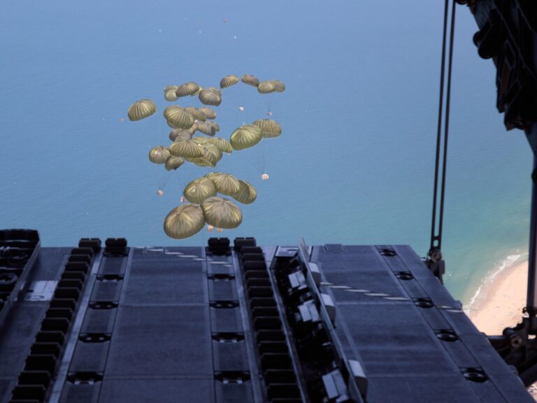 بالصور.. رحلة مساعدات غزة من الإعداد إلى الإسقاط الجوي وما بعده