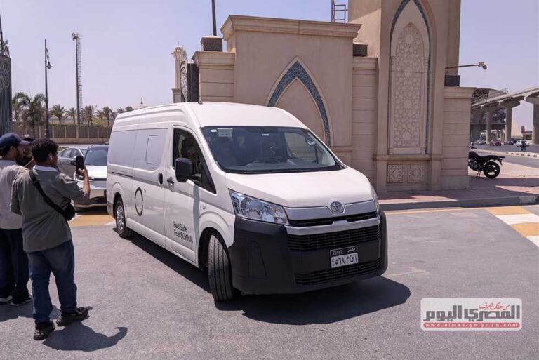 مشاهد مؤثرة في وداع تيمور تيمور.. انهيار والدته وأرملته ونجوم الفن يلقون نظرة الوداع الأخيرة (صور)