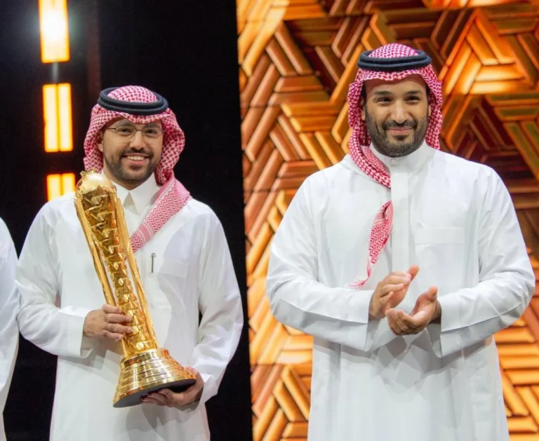 ولي العهد يمنح مجتمع الرياضات الإلكترونية «العالمي» بادرة التزام ووفاء