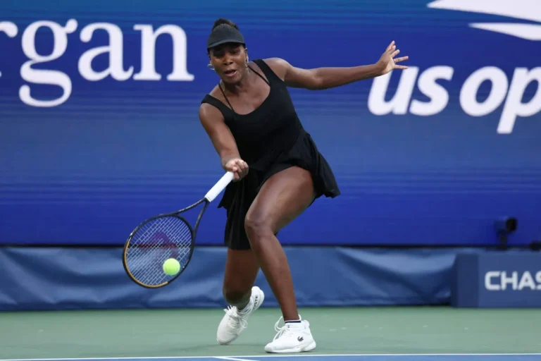 الأميركية تاونسند تعتذر بعد وصفها الطعام الصيني بـ«المجنون»