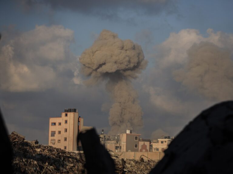 الحرب على غزة.. عشرات الشهداء وخطابات لزعماء عالميين تندد بالإبادة