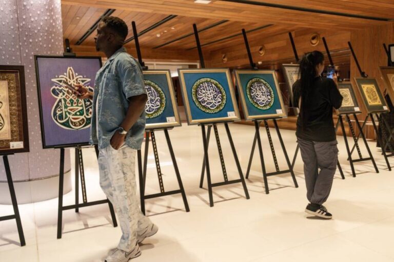 «دوائر النور» بمكتبة محمد بن راشد.. جماليات استثنائية لروائع الخط العربي