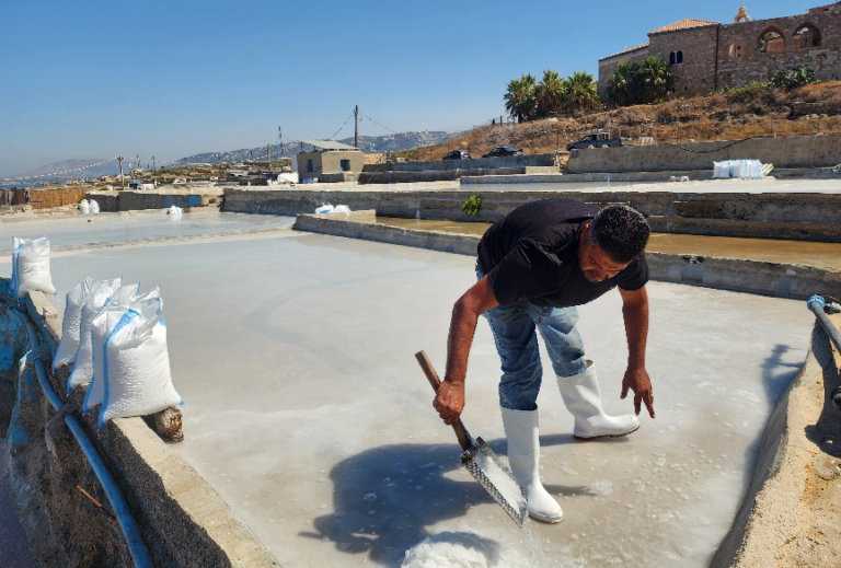 “ذهب لبنان الأبيض”… ملاحات تقاوم الاندثار