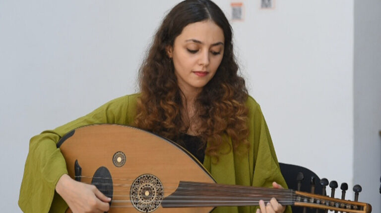 شابة تخوض تجربة فريدة لتعيد اعتبار الفنون التراثية المغربية