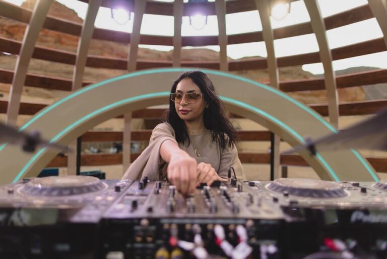 شاهد كيف يُحوّل أزِمث 2025 العُلا إلى منصة موسيقية عالمية من الغروب حتى الفجر