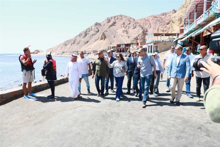 وزيرة التنمية المحلية تشدد على تنظيم الأنشطة السياحية وحماية الشعاب المرجانية بمحمية أبوجلوم