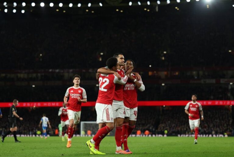 أرسنال يتشبث بقمة الدوري الإنجليزي وسط جولة نارية
