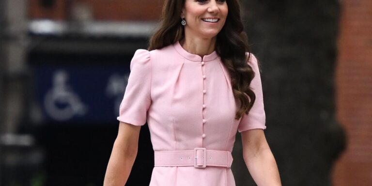 إطلالات ملكية راقية باللون الوردي لدعم التوعية بسرطان الثدي