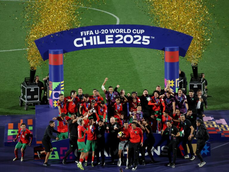 المغرب يتوج بكأس العالم للشباب لأول مرة.. فرحة عربية وتفاعل واسع
