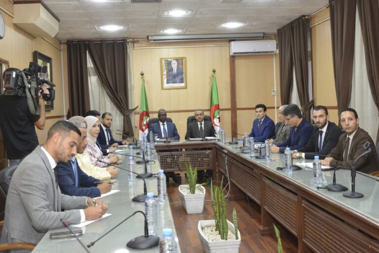 تحيين المناهج التربوية وتقليص الحجم الساعي أولوية استراتيجية