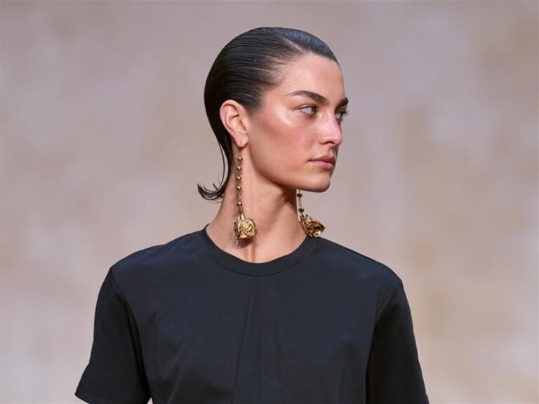 تسريحات شعر عصرية ناعمة تتصدر أول عروض أسبوع باريس للموضة