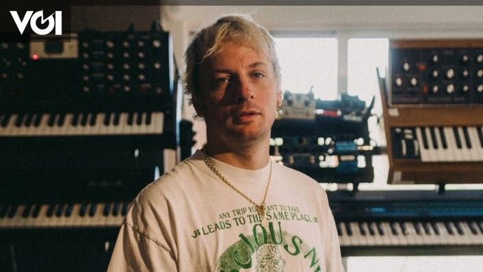 تم تعيين الطفل هاربون ، الشخصية الكامنة وراء معجزة هاري ستايلز الموسيقية ، كمنتج لاستوديو الإقامة في قصر طريق أبي