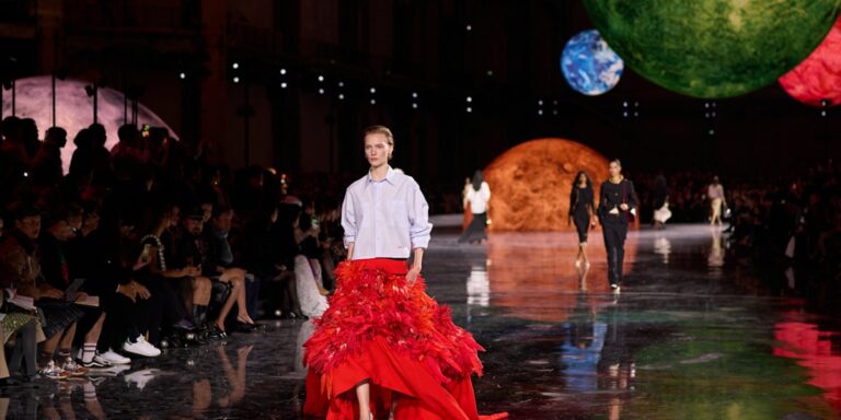 مستقبل الموضة يتجسد في أسبوع باريس للأزياء بين الرؤى الإبداعية والتقاليد