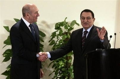 معاريف:في حرب لبنان الثانية استجدى مبارك أولمرت كي يسحق حزب الله وصناع القرار في القاهرة رقصوا فرحا عندما قطعت اسرائيل الرؤوس في غزة