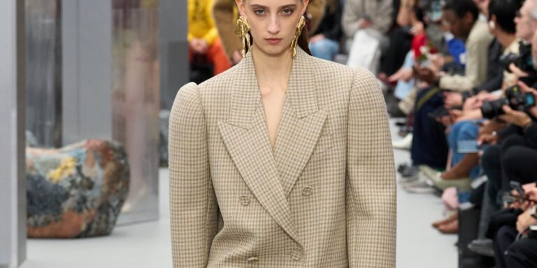 موضة الريترو تعود بقوة لخريف وشتاء 2025-2026