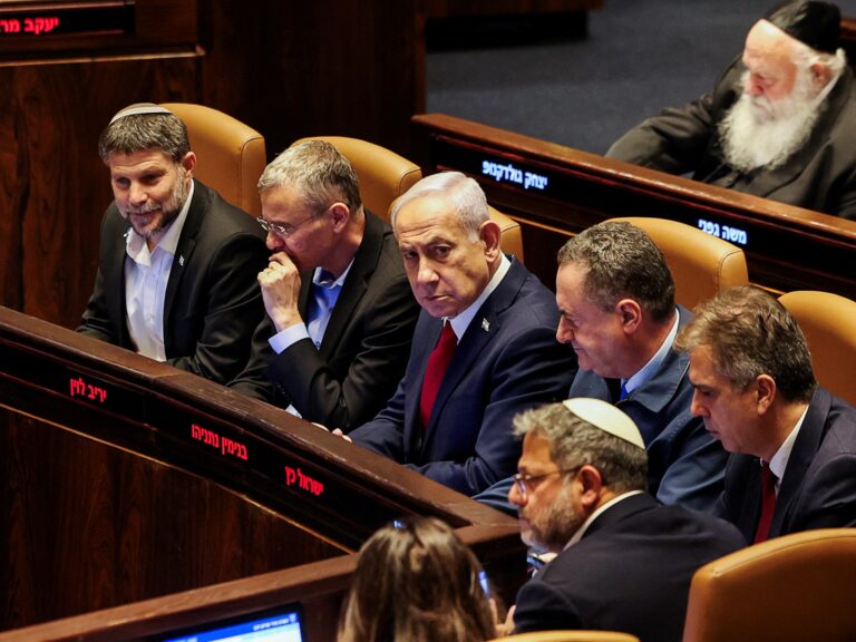 نتنياهو في موقف صعب وأبلغ شركاءه اليمينيين بالتخلي عن أحلامهم