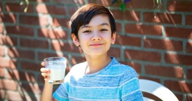 هل شرب الحليب فى الطفولة كافٍ لصحة العظام