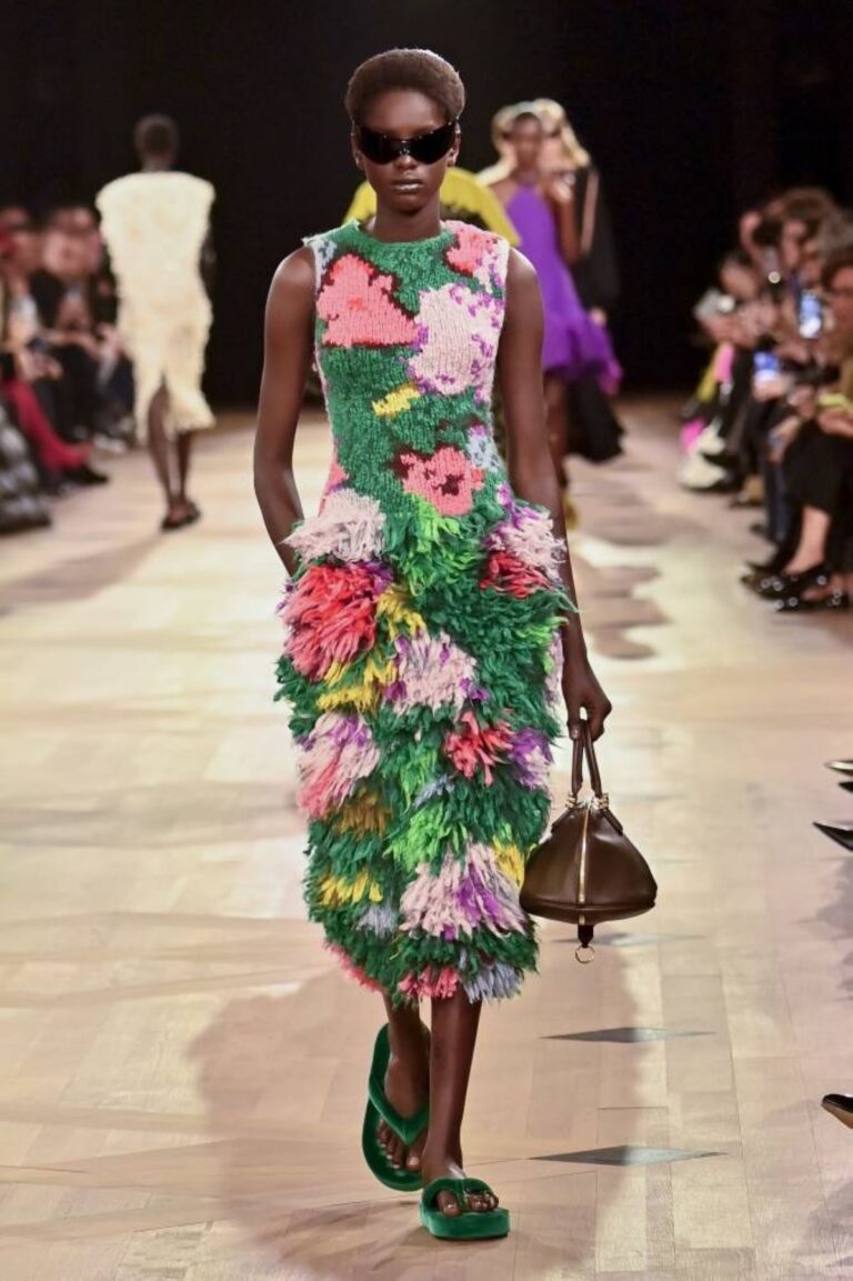 وداعاً لأزياء الشارع.. هل يعيد “الغازار” و”الشرنقة”إلى الجذور الراقية مع بيتشولي؟