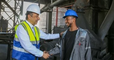 وزير قطاع الأعمال يتفقد التشغيل التجريبي لمصنع بلوكات الأنود الكربونية بالعين السخنة