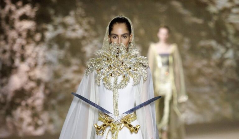 يوم مبهر في قلب الرياض… افتتاح استثنائي لأسبوع الموضة 2025 يجمع الفخامة بالحكاية والهوية