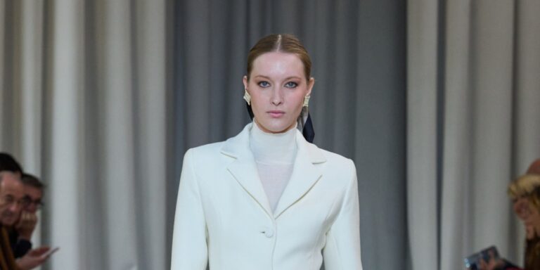 3 طرق لتنسيق التنورة الميدي لشتاء 2025-2026