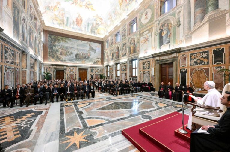 البابا: لا يجب على الفن أن يهرب من سرّ الهشاشة: بل عليه أن يُصغي إليه، وأن يعرف كيف يتوقّف أمامه