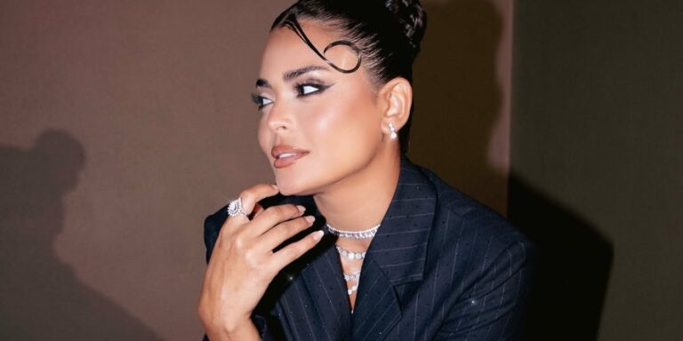 البدلة السوداء بديل فساتين السهرة.. اليك اختيارات النجمات الملهمة