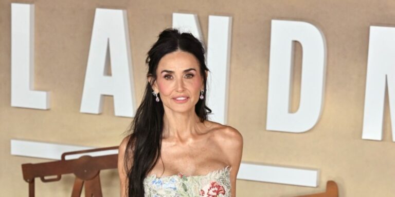 تفاصيل إطلالات ميلي بوبي براون وديمي مور وأريانا غراندي مؤخرًا