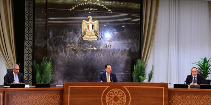 رئيس الوزراء: نستهدف استقطاب مصانع عملاقة لإنتاج 100 ألف سيارة سنويًا