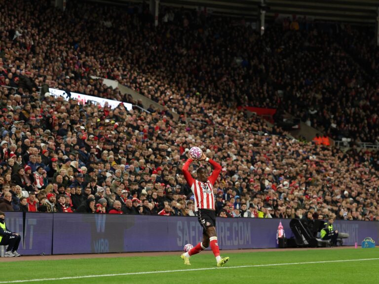 فقدت شعبيتها لسنوات.. رمية التماس الطويلة تعود للواجهة بالبريميرليغ | رياضة