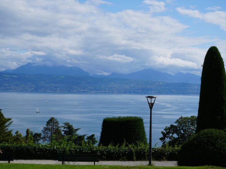 لوزان السويسرية.. سياحة التفاصيل الهادئة والحياة الراقية