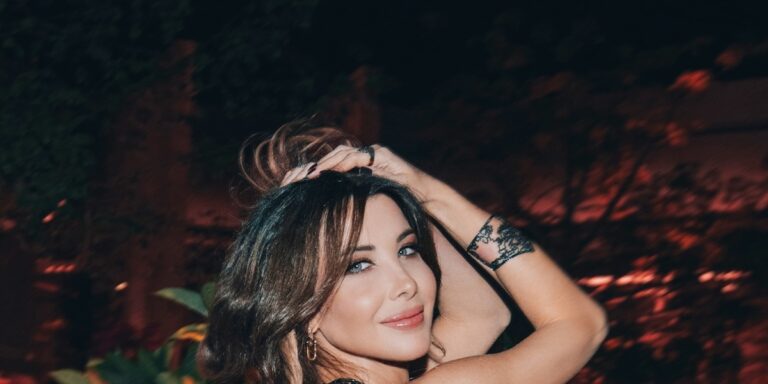 مجوهرات على إيقاع الموسيقى.. إطلالات نجمات الغناء العربي والعالمي على المسرح بتصاميم لافتة