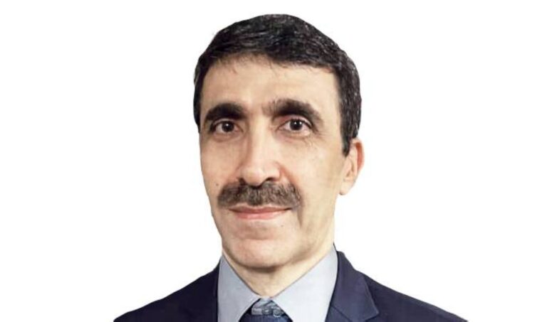 مجيد أحمدي.. رحلة فنية تمزج المنمنمات بالواقعية والخط العربي