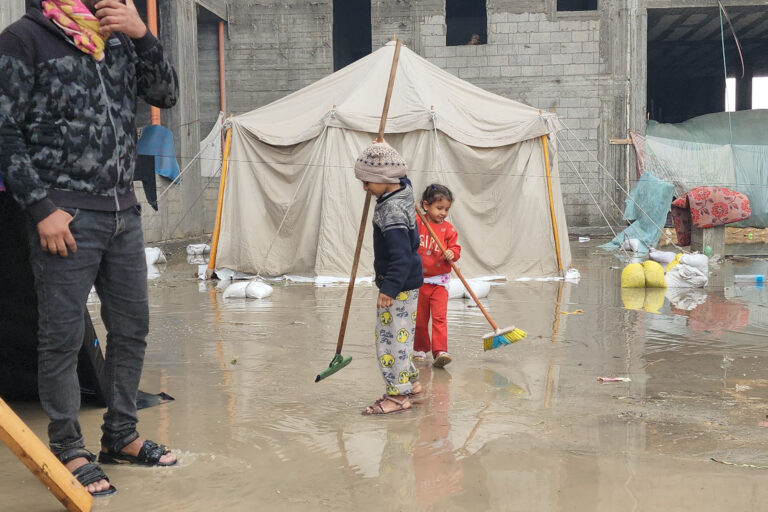 12 وفاة بالمنخفض الجوي و72% نقص الأدوات الطبية