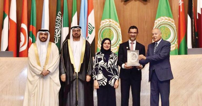 أخبار الخليج | وزير البلديات يتسلم جائزة التميز الحكومي العربي عن مشروع «البرنامج الوطني لتمكين المجتمعات من خلال التدريب الزراعي»