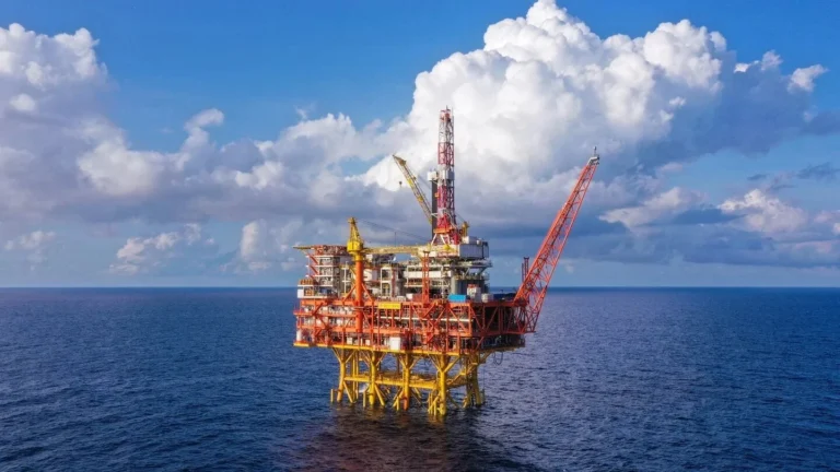 أول حقل نفط في المياه العميقة بالصين يشهد خطوة جديدة