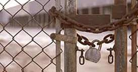 اقتصاد معطّل.. حكومة معلّقة.. مجتمع ينتظر.. الانهيار لا يظهر بالضرورة في الشارع