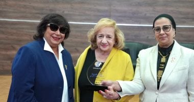 تكريم الكاتبة سناء البيسى فى فعالية عن مواجهة العنف الإلكترونى