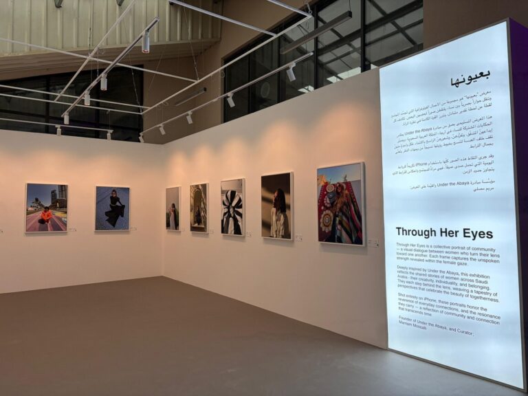 ضمن فعاليات أسبوع الرياض للموسيقى: “بعيونها” توثّق الحكايات وتروى…